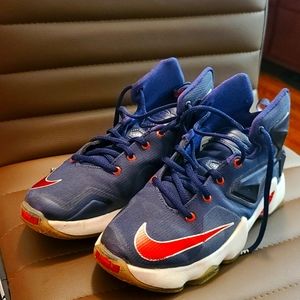 Boy's Size 4y Nike LeBron James Basketball Shoes